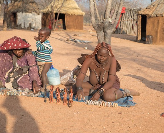 himba-selling-souvenirs-namibia